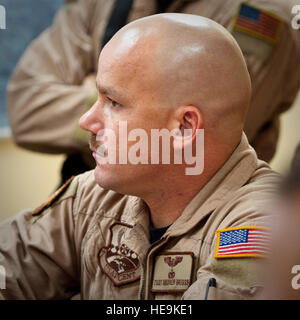 Techn. Sgt Andrew Briggs, Loadmaster mit 737th Expeditionary Airlift Squadron, hört ein Pre-Flight-Intelligence Briefing an einem geheimen Luftwaffenstützpunkt in Südwestasien, 30. August 2010, wie Flieger aus der 386th Air Expeditionary Wing vorbereiten, Hilfsgüter nach Pakistan zu fliegen. Rekord-Monsune haben mehr als 1.600 Pakistaner getötet und mehr als 2 Millionen obdachlos, sagte Regierungsbeamte. Der Flieger werden in Bagram Air Field, Afghanistan, für die Hilfsmission beruhen die bereits Delievered Hunderte von Tausenden von Pfund an Nahrung, Wasser und Medizin nach Pakistan. Bri Stockfoto