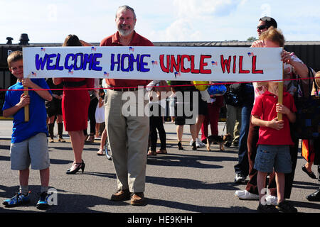 Sam und Benjamin McDougall halten ein Schild während des Wartens auf die Rückkehr der 17. Airlift Squadron, ihrem Onkel Generalmajor William McDougall Hause begrüßen zu dürfen, 17. AS pilot, 4. November 2012 auf gemeinsame Basis-Charleston - Air Base S.C. Während bereitgestellt, Flieger des 17. Jahrhunderts, als unter den 816th Expeditionary AS diente und für die Luftbrücke, Airdrop und aeromedical Evakuierungen sorgten, unterstützen die direkt den kämpfenden Kommandanten.  Airman 1st Class Chacarra Walker) Stockfoto