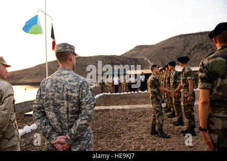 US Army Colonel Christopher Beckert, kombiniert Joint Task Force-Horn von Afrika (CJTF-HOA), beobachtet, wie Absolventen aus einem Desert Combat Training Kurs am französischen Desert Combat Training und Verhärtung Center, Dschibuti, 6. März 2013 ausgezeichnet sind. Die 5. französische Marine Regiment lud die Mitglieder des CJTF-HOA zur Teilnahme an der Desert Combat Lehrgang zur Stärkung die Partnerschaft zwischen den militärischen Verbündeten.  Airman 1st Class Nicholas Byers Stockfoto