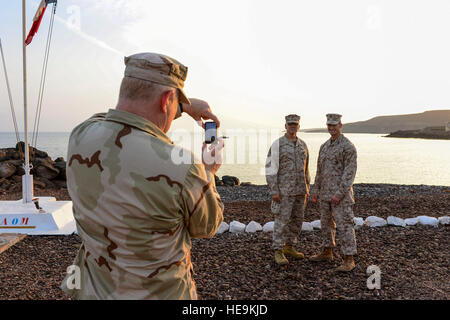 U.S. Navy Captain Craig Woodside nimmt ein Foto der US Marine Colonel Bruce Downs und Captain Shane Robinette am französischen Desert Combat Training und Verhärtung Center, Dschibuti, 6. März 2013. Die 5. französische Marine Regiment lud die Mitglieder des kombiniert Joint Task Force-Horn von Afrika zur Teilnahme an der Desert Combat Lehrgang zur Stärkung die Partnerschaft zwischen den militärischen Verbündeten.  Airman 1st Class Nicholas Byers Stockfoto