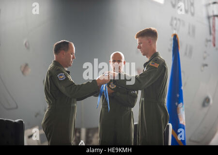 Oberst Fred Bohem, 437th Operations Group Commander und Lieutenant Colonel Paul Theriot, 17. Luftbrücke Staffelkapitän, Aufrollen der Geschwader Guidon im Rahmen einer Inaktivierung Zeremonie für die 17. Luftbrücke Geschwader, 25. Juni 2015, auf gemeinsame Basis-Charleston, S.C. Als Bestandteil der Präsident Defense Budget für FY15, eines Charlestons vier Aktivaufgabe c-17 fliegenden Geschwader inaktiviert. 17. AS wurde reaktiviert 14. Juli 1993 und war das erste operative c-17-Geschwader.  Senior Airman Jared Trimarchi) Stockfoto