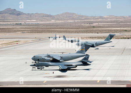 Mehrere c-17 Globemaster III, c-130 Hercules und ein b-1 Lancer-Park auf der Flightline 31. Mai 2013, am Nellis Air Force Base, Nevada Die c-17 und c-130 s nahm an der gemeinsamen gewaltsame Eintrag Übung, die Luft fallen von Personal und Ausrüstung in einem umkämpften Umfeld praktiziert. Caitlin Kenney) Stockfoto