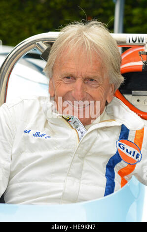 Derek Bell MBE ist ein britischer Rennfahrer, der in der 24-Stunden-Runde von Le Mans äußerst erfolgreich war. Im Auto bei Goodwood FOS Stockfoto