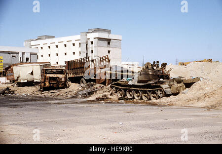 Eine irakische t-55 Kampfpanzer steht auf einer Bank mit anderen abgerissen Geräten am Al Mutla Pass, nördlich von Kuwait City.  Die Ausrüstung wurde durch US Air Force und Army Tiger Brigade Kräfte zerstört, die irakischen Streitkräfte auf der Flucht aus der Region während der Operation Desert Storm erfasst. Stockfoto