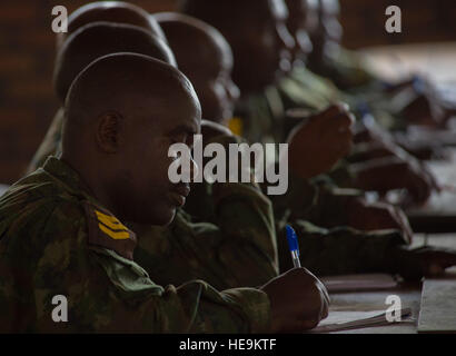 Ein Unteroffizier Ruanda Defense Force macht sich Notizen während der patrouillierenden Teil natürlich ein NCO-Führung 9. September 2016, an der Militärakademie, Ruanda Ruanda. Mitglieder des 1. Bataillons, 124. Infanterie-Regiment, die aus der Army National Guard, kombiniert Joint Task Force - Horn von Afrika eingesetzt werden beobachtet den NCO-Kurs Beratung und Kritiken, die Klasse zu verbessern.  Staff Sgt. Eric Summers Jr.) Stockfoto