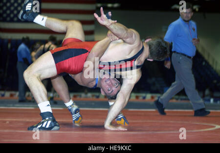 US Air Force (USAF) Senior Airman (SRA) Arron Sieracki, ein Mitglied des Programms Air Forces Weltklasse-Athlet, Colorado Springs, Colorado, führt ein Aufzug und werfen auf Tom Ciezki, der Wildkatze Wrestling Club in Indianapolis, Indiana. Stockfoto