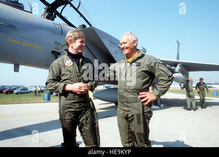 Unterstaatssekretär des Air Force James F. McGovern, links, und Rep Bill Chappell von Florida, richtig, stellen Sie sich vor eine F - 15D Eagle Flugzeuge von der 59. Tactical Fighter Squadron (59. TFS).  McGovern und Chappell wurden jeweils ein 59. TFS F - 15D von Andrews Air Force Base in Maryland, nach Daytona Beach, eingeflogen, wo eine Flugschau im Gange ist. Stockfoto