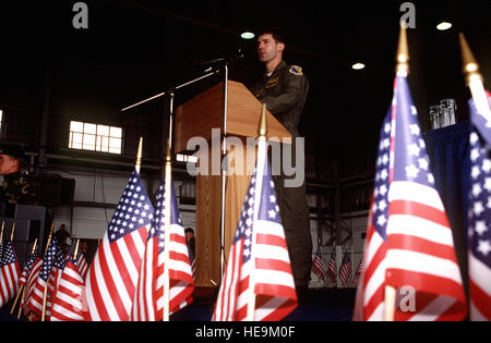 US Air Force Captain Scott F. O'Grady, umgeben von uns Flaggen, spricht zu Mitgliedern der Presse bei seiner Ankunft.  Capt O'Grady f-16 Fighting Falcon wurde abgeschossen über Bosnien am 2. Juni 1995, während er zur Unterstützung der Operation Deny Flight flog.  Nachdem er 6 Tage der Steuerhinterziehung von US-Marines aus der 24. Marine Expeditionary Unit gerettet wurde, bereitgestellt von der USS KEARSAGE (LHD-3).  Capt O'Grady ist die 555. Fighter Squadron, 31. Kämpfer-Flügel befestigt. Stockfoto