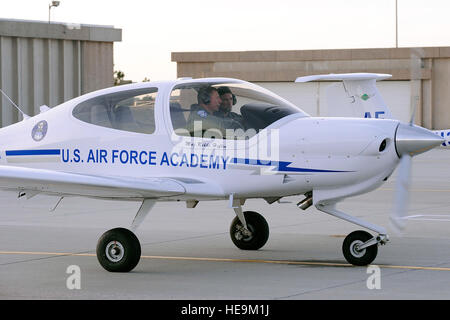 Generalleutnant Mike Gould und Cadet 1. Klasse Luke Hyder vorbereiten, taxi nach vor dem Flug Überprüfungen der die neueste Ergänzung der 557th Flying Training Squadron, eine Diamond T-52A 15. April 2010, auf dem Flugplatz bei der US Air Force Academy, Colorado  Allgemeine Gould ist der U.S. Air Force Academy-Superintendent.  Mike Kaplan) Stockfoto