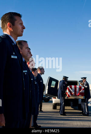 Nellis Air Force Base Führung zahlen ihren letzten Respekt zu Chief Master Sgt. Joseph Hubbard während eine würdige übertragen 10. Januar 2014 am Las Vegas McCarran International Airport.   Hubbard trat der Air Force am 21. August 1990, zunächst als Sicherheitsspezialist für bei Barksdale AFB dienen.  1994 wechselte er in Kommunikation und Computer Systembetrieb. Hubbard war geboren am 29. Mai 1972 in Chattanooga, TN. Hubbard starb aufgrund natürlicher Ursachen während TDY an Nellis AFB, Nevada  Flieger 1. Klasse Jason Couillard) Stockfoto