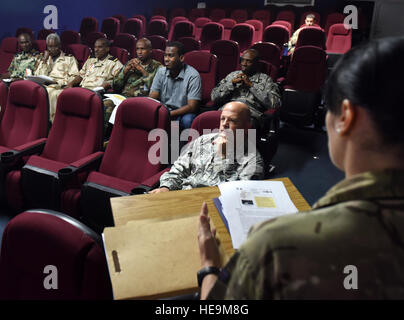 Königliche Armee Sgt. Victoria McIndewar, British Intelligence Corps, Schriftsätze eingetragene Führungskräfte aus kombiniert Joint Task Force-Horn von Afrika und Dschibuti Streitkräfte, 29. Dezember 2015, am Camp Lemonier, Dschibuti. Der Besuch bestand aus zwei Unterrichtungen über aktuelle Bedingungen in Somalia und die Mission der Afrikanischen Union, Al-Shabaab zu neutralisieren und das Land zu stabilisieren.  Staff Sgt Kate Thornton) Stockfoto