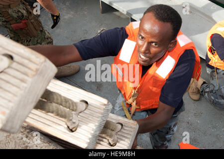 Hafen von Dschibuti, Dschibuti (26. Mai 2012) – Mitglied der Marine Djiboutian Praktiken einsteigen eines Schiffes während einer Übung hier 26.Mai mit Mitgliedern der US-Navy Maritime zivile Angelegenheiten und Sicherheit Training Command. Der Austausch reflektiert ein Joint Venture mit der Djiboutian Marine, Combined Joint Task Force-Horn von Afrika, US Naval Forces Africa und MCAST. Dieser Austausch verbessert Beziehungen der USA zu Partnernationen und zeitgleich mit zwei Ziele des Leitbildes CJTF-HOA: Ausbau Partner Nation und Förderung der regionalen Stabilität in Ostafrika.  Techn. Sgt. Ryan Labadens Stockfoto