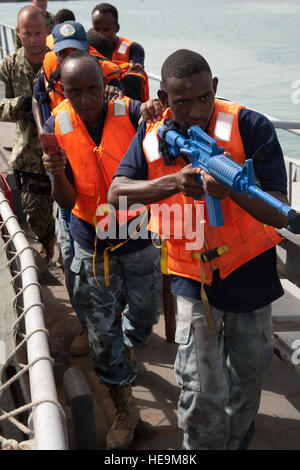 Hafen von DJIBOUTI, Djibouti (26. Mai 2012) – Mitglieder der Sicherung eines Schiffes während einer Übung hier 26.Mai mit Mitgliedern der US-Navy Maritime zivile Angelegenheiten und Sicherheit Training Command Djiboutian Marine-Praxis. Der Austausch reflektiert ein Joint Venture mit der Djiboutian Marine, Combined Joint Task Force-Horn von Afrika, US Naval Forces Africa und MCAST. Dieser Austausch verbessert Beziehungen der USA zu Partnernationen und zeitgleich mit zwei Ziele des Leitbildes CJTF-HOA: Ausbau Partner Nation und Förderung der regionalen Stabilität in Ostafrika.  Techn. Sgt. Ryan Labadens /) Stockfoto