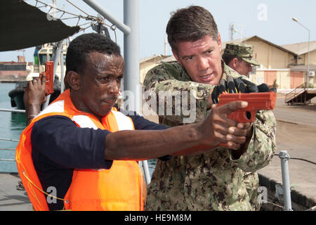 PPORT DJIBOUTI, Djibouti (28. Mai 2012) – US-Navy Petty Officer 1st Class Anthony Nekervis (rechts), Maritime zivile Angelegenheiten und Sicherheit Training Command Elektronik-Techniker, berät ein Mitglied der Djiboutian Marine auf der Suche und Sicherung eines Schiffes während einer Bordkarten Übung hier 28 Mai. Der Austausch reflektiert ein Joint Venture mit der Djiboutian Marine, Combined Joint Task Force-Horn von Afrika, US Naval Forces Africa und MCAST. Dieser Austausch verbessert Beziehungen der USA zu Partnernationen und zeitgleich mit zwei Ziele des Leitbildes CJTF-HOA: Verbesserung der Partner Nation Capaci Stockfoto