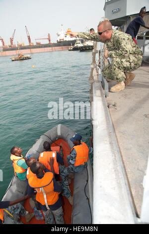 PPORT DJIBOUTI, Djibouti (28. Mai 2012) – US-Navy Petty Officer 1st Class Carlos Velez (rechts), Maritime zivile Angelegenheiten und Sicherheit Training Command Lokomotiv berät Mitglieder der Djiboutian Marine wie man ein Schiff in einem Internat Ansatz trainieren hier 28 Mai. Der Austausch reflektiert ein Joint Venture mit der Djiboutian Marine, Combined Joint Task Force-Horn von Afrika, US Naval Forces Africa und MCAST. Dieser Austausch verbessert Beziehungen der USA zu Partnernationen und zeitgleich mit zwei Ziele des Leitbildes CJTF-HOA: Ausbau Partner Nation und regionale Förderung Stockfoto