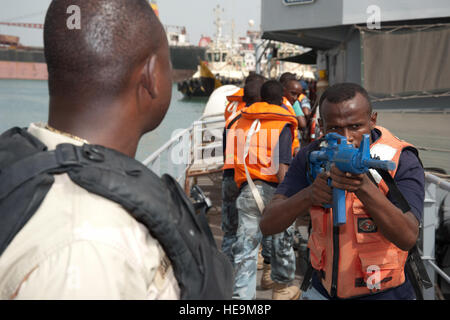 Hafen von DJIBOUTI, Djibouti (26. Mai 2012) – Mitglieder der Marine Djiboutian Praxis einsteigen und Sicherung eines Schiffes während einer Übung hier 28 Mai als US Navy Petty Officer 3rd Class Harold Desauguste (links), US Naval Force Afrika Luftfahrt Maschinist Mate, beobachtet. Der Austausch reflektiert ein Joint Venture mit der Djiboutian Marine, Combined Joint Task Force-Horn von Afrika, Navy Maritime zivile Angelegenheiten und Sicherheit Training Command und NAVAF. Dieser Austausch verbessert Beziehungen der USA zu Partnernationen und zeitgleich mit zwei Ziele des Leitbildes CJTF-HOA: Verbesserung der Partnerland Stockfoto