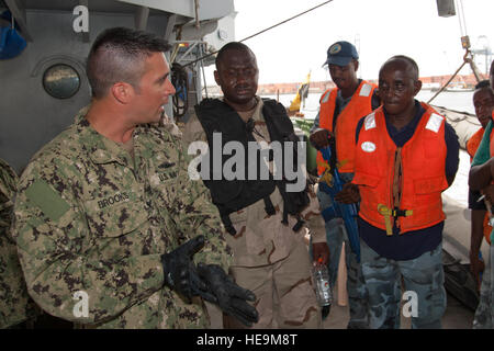 Hafen von DJIBOUTI, Djibouti (28. Mai 2012) – US-Navy Petty Officer 1. Klasse John Brooks (links), Maritime zivile Angelegenheiten und Sicherheit Training Command Lead Instructor und Waffenwart, bespricht Internat Taktik mit Mitgliedern der Djiboutian Marine nach einer Übung hier 28 Mai. Der Austausch reflektiert ein Joint Venture mit der Djiboutian Marine, Combined Joint Task Force-Horn von Afrika, US Naval Forces Africa und MCAST. Dieser Austausch verbessert Beziehungen der USA zu Partnernationen und zeitgleich mit zwei Ziele des Leitbildes CJTF-HOA: Ausbau Partner Nation und promotin Stockfoto