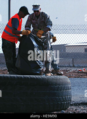 U.S. Navy Rear Admiral Michael Franken, kombiniert Joint Task Force - Horn von Afrika Kommandant und Sami Trabelsi, CJTF-HOA Militäroperationen Analyst, Abholung Müll außerhalb Camp Lemonier, Dschibuti, 5 November. Den Müll aufräumen, der lokalen Djiboutians, Koalitionspartner und US-Militärangehörige beteiligt, hieß die Dschibuti-stolz-Initiative.  Senior Airman Jarad A. Denton) Stockfoto