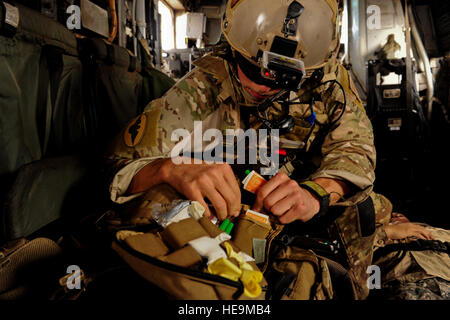 Ein US-Air Force Pararescueman, 82. Expeditionary Rescue Squadron (ERQS) Praktiken tactical combat Casualty Care auf ein mock Patient im Grand Bara Wüste, Djibouti, 16. Januar 2013. Flieger, Marines, Soldaten und Matrosen aus kombiniert Joint Task Force - Horn von Afrika und Mitglieder der Franzose-Fremdenlegion nahm in der Übung um Interoperabilität beim Personal Recovery-Vorgänge zu verbessern.  Airman 1st Class Nicholas Byers Stockfoto