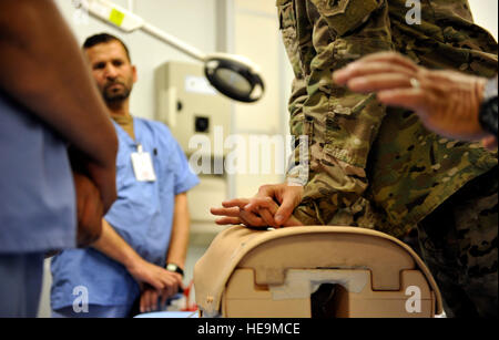 Einzelne Teilnehmer im afghanischen Trauma-Mentoring-Programm üben Techniken der kardiopulmonalen Reanimation in Craig Joint Theater Krankenhauslabor auf Bagram Air Field, Afghanistan, 16. Februar 2013. Das Programm lädt afghanische Ärzte und Krankenschwestern, erfahren Sie die neuesten medizinischen Techniken und Ausrüstung.  Staff Sergeant Stephenie Wade) Stockfoto