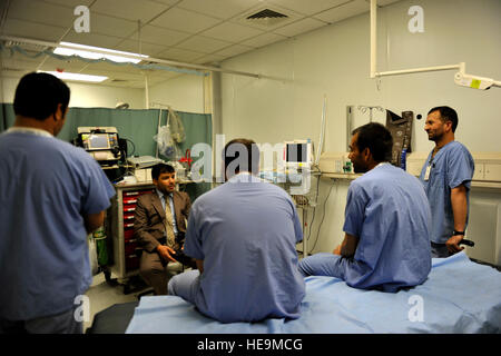 Einzelne Teilnehmer im afghanischen Trauma Mentoring Programm tour Craig Joint Theater Krankenhauslabor auf Bagram Air Field, Afghanistan, 16. Februar 2013. Das Programm lädt afghanische Ärzte und Krankenschwestern, erfahren Sie die neuesten medizinischen Techniken und Ausrüstung. Craig Joint Theater Krankenhaus hier hat mehr als 50 afghanischen Ärzten und Krankenschwestern im Rahmen des afghanischen Trauma Mentoring Programms ausgebildet. Das Ziel ist afghanische Anbieter von Gesundheitsleistungen in der Lage zu bedienen über die neuesten Technologien und Methoden sind in der Lage, die beste medizinische Versorgung möglich sein. Die Klassen sind in der Regel Stockfoto