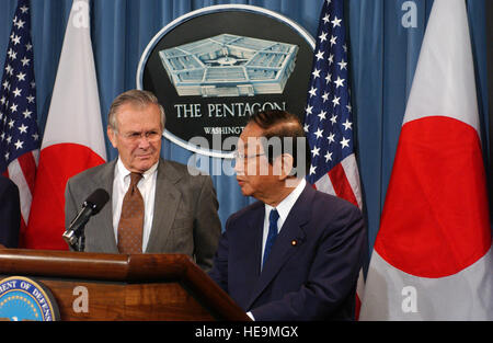 US-Verteidigungsminister Donald H. Rumsfeld hört Staatsminister für Verteidigung von Japan Kiyoko OnoÕs Bemerkungen während einer Pressekonferenz im Pentagon, 29. Oktober 2005. Rumsfeld und Ono gehörten zu einer Pressekonferenz im Pentagon, Umgestaltung des US-japanischen Bündnisses und Neuausrichtung zu diskutieren. Stockfoto