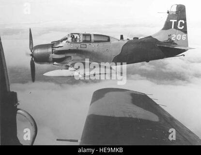 Douglas A-1E (AD-5W) (S/N 52-135206) im Flug. (Foto der US Air Force) Stockfoto