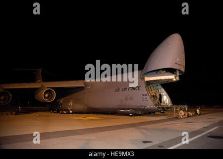 Ein United States Air Force c-5 Galaxy von der 60. Air Mobility Wing, Travis AFB, Kalifornien, bereitet sich auf die Ladung in der Nacht 4. Dezember 2012, bei Dover AFB, Del. entlasten Das Flugzeug habe gerade eine Mission zur Unterstützung der Operation Enduring Freedom.   Greg L. Davis) Stockfoto