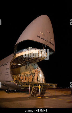 Ein United States Air Force c-5 Galaxy von der 60. Air Mobility Wing, Travis AFB, Kalifornien, bereitet sich auf die Ladung in der Nacht bei Dover AFB, Del. am 4. Dezember 2012 zu entlasten. Das Flugzeug ist gerade von einer Mission zur Unterstützung der Operation Enduring Freedom zurückgekehrt.   Greg L. Davis) Stockfoto