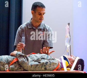 Oscar Duran, links, Street Smart Programm-Team-Mitglied, spricht mit Flieger 1. Klasse Jon Martinez, Recht, 436th Antenne Port Squadron Fracht Prozessor, 27. Juni 2014, an der Basis-Theater auf der Dover Air Force Base, Del. Duran erklärt Martinez die Notwendigkeit einzufügende eine Nadel in den Bauch als Folge von traumatischen Verletzungen er bei einem simulierten Verkehrsunfall erlitt. Roland Balik) Stockfoto