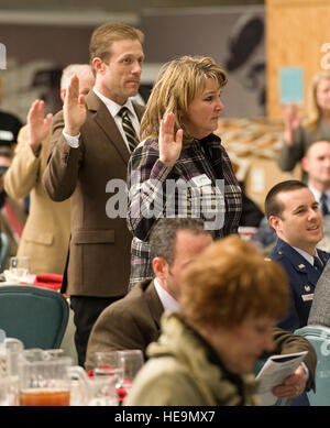 A.C. Lucas, links, Fertigungsplaner bei Fordham und Old Dominion Brewing Company, Dover, Delaware, und Sandy Taras, chief financial Officer von PATS Aircraft Systems, Georgetown, Delaware, Eid ehrenamtliche Kommandant, 9. Februar 2013, auf der Dover Air Force Base, Del. Cols. Rick Moore und Raymond Kozak, Befehlshaber der 436th und 512th Luftbrücke Flügel, bzw. bei Dover AFB, verwaltet den Eid auf die 2013 ehrenamtliche Kommandeure. Roland Balik) Stockfoto
