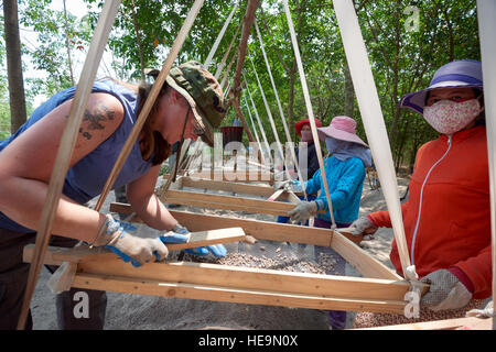 US Army Staff Sgt Samantha Brenneman, eine Recovery-Unteroffizier, ergänzt durch die Defense POW/MIA Accounting Agentur (DPAA), links, arbeitet mit den örtlichen Arbeitnehmern bei einer Ausgrabung Website Tay Ninh Provinz, Vietnam, 16. März 2016. Brenneman ist Spezialist Leichenhalle Angelegenheiten zugewiesen, die 2. Brigade Brigade Unterstützungsbataillon, 2nd Stryker Brigade Combat Team, 2. US-Infanteriedivision stationiert am Joint Base Lewis-McChord, Wash Sie ist Teil eines spezialisierten Teams bereitgestellt durch DPAA auf der Suche nach zwei Service-Mitglieder im Jahr 1967 bei einem Flugzeugabsturz l-19 verloren. Die DPAA Mission besteht darin, den vollsten poss Stockfoto