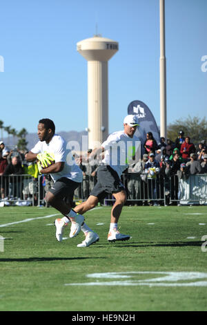 Drew Brees, Quarterback der New Orleans Saints, übergibt den Ball an Alfred Morris, Washington Redskins Runningback, beide zugewiesen Pro Bowl Team Carter, in der Pro Bowl-Praxis auf Luke Air Force Base, Arizona, 22. Januar 2015. Die Spieler vermischte sich mit dem Flieger und Autogramme nach der Durchführung einer Praxis.  Staff Sgt. Staci Miller) Stockfoto