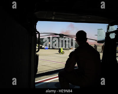 Lt. j.g. Kevin Primeau, Marine MH-60 Piloten Uhren Flugschau Aufführungen während der 2015 Dubai Airshow, Vereinigte Arabische Emirate, 8. November 2015. Primeau ist derzeit Hubschrauber Meer bekämpfen Geschwader zwei sechs, Ablösung 1 zugewiesen. HSC-26 Primärauftrag schnell zerstreuen Lieferungen von Atlantic Fleet Combat logistische Kraft (CLF) Schiffe zu anderen Einheiten des zweiten, fünften und sechsten Flotten über vertikale Nachschub, Tag oder Nacht, unter verschiedensten klimatischen Bedingungen.  Techn. Sgt. Joshua Strang) Stockfoto