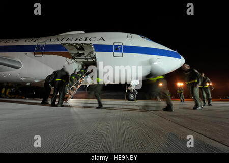 Ein Flugpersonal am 1. Airborne Command and Control Squadron an Bord eine E-4 b auf der Offutt Air Force Base, Nebraska, während einer simulierten alert Mission. Die E-4 b dient als National Airborne Operations Center for President, Verteidigungsminister und Vorsitzender der Joint Chiefs Of Staff. Das Flugzeug verging einen bedeutenden Meilenstein in diesem Monat sitzen Warnung ständig seit mehr als 35 Jahren. Lance Cheung) Stockfoto