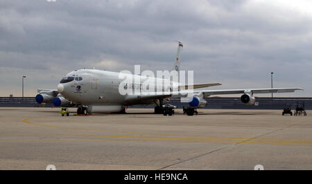 ROBINS AIR FORCE BASE, Georgia - Beamten der 116. Air Control Wing hier erhielt der 17. und letzten E - 8C Joint Surveillance Target Attack Radar-System Maschinen März 23.  Der Flügel ist das einzige Gerät, das Flugzeug zu fliegen.  Das Joint STARS Flugzeug ist weltweit am weitesten fortgeschrittenen Wide Area in der Luft-Boden Überwachung, targeting und Schlacht-Management-System.   Techn. Sgt. Mary Smith) Stockfoto