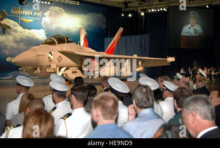 060803-F-0000 X-003 St. Louis, Missouri (3. August 2006) - Chief of Naval Operations (CNO), Admiral Mike Mullen, liefert Bemerkungen während der EA - 18 G Growler Rollout-Zeremonie bei der Boeing Company in St. Louis. Der EA-18 Growler wird entwickelt, um die Flotte aktuelle trägergestützte EA-6 b Prowler zu ersetzen. Die nächste Generation elektronischer Kampfflugzeuge kombiniert für die US Navy Kampf bewiesen F/A-18 Super Hornet mit einer State-of-the-Art EloKa-Avionik-Suite. Die EA - 18G verfügen über eine Luft elektronische Angriff Suite basierend auf Northrop Grumman verbesserte Fähigkeit III System, ein radi Stockfoto