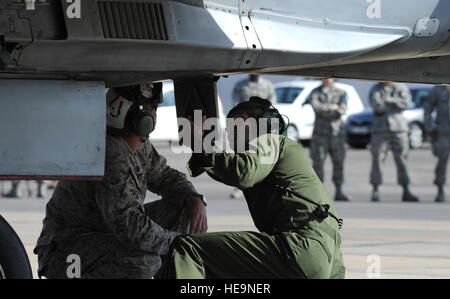 Mitglieder der Marine Fighter Attack Squadron 314 im Marine Corps Air Station Miramar, Kalifornien, bereiten eine f-18 Hornet zum Abflug während ein Gerangel Wettbewerb bei Bewegung begierig Tiger 12. Mai 2014, auf einem Militärflugplatz in Nordjordanien. Die Marines traten gegen f-16 Fighting Falcon Crews aus der US Air Force und Royal Jordanian Air Force.  Staff Sgt Brigitte N. Brantley Stockfoto