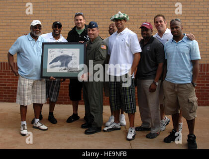 CANNON AIR FORCE BASE N.M.--Colonel Timothy J. Leahy, 27. Special Operations Wing Commander, erhält eine lokal gestaltete Adler Grafik handsigniert von Mitgliedern von den Philadelphia Eagles April 19.  Die Veranstaltung fand auf dem Golfplatz Whispering Wind während der jährlichen Oasis Golf-Turnier.  Airman 1st Class Evelyn Chavez) Stockfoto