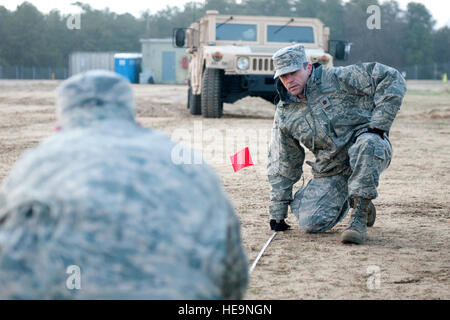 Major Greg Schanding, Bauingenieur für die Kentucky Air National Guard 123. Kontingenz Response Group, misst Entfernungen für Zelt Layout 26. März 2012, als Mitglied der gemeinsamen Bewertung für Adler Flagge. 123. Kontingenz Response Group aus Louisville, Kentucky, und die 690th schnelle Port Öffnungselement aus Fort Eustis, Virginia, haben um eine gemeinsame Task Force-Port-Öffnung auf gemeinsame Basis McGuire-Dix-Lakehurst, New Jersey, durch 30 März bilden zusammengeschlossen. Stockfoto