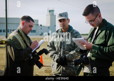 Oberst Warren Hurst, Kommandant der 123. Kontingenz Reaktionsgruppe der Kentucky Air National Guard und der Joint Task Force-Port Öffnung Unit bei Adler Flagge, spricht mit simulierten Reporter Mu'adh Zaki Fahd (links) und Jonny Walker am 28. März 2012. Der Kentucky-Gruppe und der US-Armee 690th schnelle Port Öffnungselement aus Fort Eustis, Virginia, schlossen sich während der Übung, die auf gemeinsame Basis McGuire-Dix-Lakehurst, New Jersey, durch 30 März stattfinden wird.  Master Sergeant Phil Speck) Stockfoto