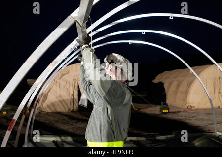 1st Lt. Kevin Eilers von der Kentucky Air National Guard 123. Kontingenz Response Group gründet eine Alaskan Shelter Zelt am gemeinsamen Basis McGuire-Dix-Lakehurst, New Jersey, 26. März 2012, während der Übung Adler Flagge. Mehr als 80 Flieger aus Kentucky Air Guard haben sich zusammengeschlossen mit über 50 Aktivaufgabe Armeetruppen und Luft Gardisten aus New Jersey und Mississippi, einen Antenne Port in Lakehurst Naval Air Engineering Station innerhalb von 24 Stunden nach Ihrer Ankunft zu etablieren. Inspektoren aus US Transportation Command werden die Leistung des Referats Kentucky während der Übung zu bewerten.  Master Sergeant Phil Spe Stockfoto