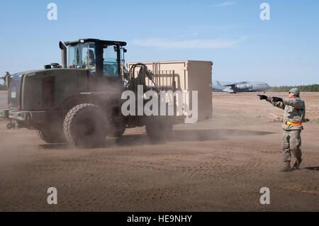 Eine Antenne Porter von der New Jersey Air National Guard leitet Fracht von einem c-17 Flugzeug zu einem Fracht-Hof in Lakehurst Naval Air Engineering Station, N.J., im Rahmen der Übung Adler Flagge am 28. März 2012. Mehr als 80 Flieger aus Kentucky Air National Guard eingesetzt hier am 26. März gemeinsam mit über als 50 Aktivaufgabe Armeetruppen und Luft Gardisten aus New Jersey und Mississippi, eine gemeinsame Task Force-Port-Öffnung zu etablieren. Inspektoren aus US Transportation Command bewertet die Leistung der Kentuckys 123. Kontingenz Response Group während der Übung.  Major Dale Greer) Stockfoto