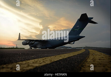 Eine c-17 Globemaster III aus McChord Luftwaffenstützpunkt, Washington, bereitet aus Flughafen Entebbe, Uganda, 23. Januar 2014 abheben. US-Truppen transportieren eine Gesamtanzahl von 850 ruandische Soldaten und mehr als 1.000 Tonnen Equipment in der Zentralafrikanischen Republik, französischen und afrikanischen Union Operationen gegen militante während dieser drei Wochen andauernde Operation zu unterstützen.  Staff Sgt. Ryan Crane) Stockfoto