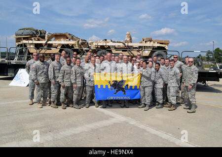 Generalmajor Rick Martin, US Air Force Expeditionary Center Kommandant, posiert für ein Gruppenfoto mit Oberst Daniel Tulley, 43d Luftbrücke Gruppenkommandant, Chief Master Sgt. Karen Reed, 43d Luftbrücke Gruppe Superintendent, Generalmajor Joseph Whittington, 3d Antenne Port Staffelkapitän, 18. Airborne Division Soldaten und Piloten aus der 3d Antenne Port-Staffel am 16. September. Gen Martin besuchte Papst Army Airfield, N.C., um zu sehen, aus erster Hand wie 43d Luftbrücke Gruppe Flieger der Global Response Force-Mission zu unterstützen.  (US Air Force Photo/Marvin Krause) Stockfoto