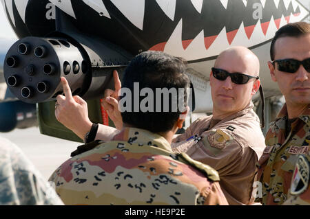 Capt Chris Petek, Pilot der a-10 Thunderbolt II, beschreibt die Größe eines 30 mm Runde im Vergleich zum berühmten GAU-8/A "Avenger" 30 mm Kanone von der a-10 bei Bagram Air Field, Afghanistan, November 29. Die Kanone kann bis zu 4.200 PGU-13 30mm High-Explosive incendiary Schuss pro Minute abfeuern, und ist das Rückgrat der Bewaffnung der Kämpfer. Kapitän Petek von der 75. Fighter Squadron, Moody Air Force Base, Georgia bereitgestellt wird, und stammt aus Bigfork, Mont.  Staff Sgt Samuel Morse)(Released) Stockfoto