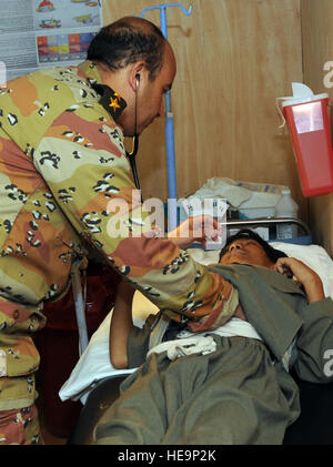 Oberst Ahmed Gaber, Krankenhaus Kommandant, prüft den Herzschlag eines jungen Patienten an die Kinderklinik in der El Salem ägyptischen Feldlazarett, Bagram Air Field, Afghanistan, Jan. 5. Stockfoto