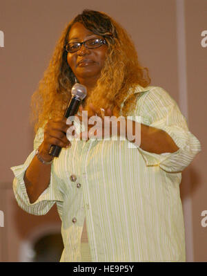 Komiker Ellen Cleghorne unterhält Flieger im italienischen La Bella Vista Club, 5. August 2006, Aviano Air Base.  (Flieger First Class Nathan Doza) (Freigegeben) Stockfoto