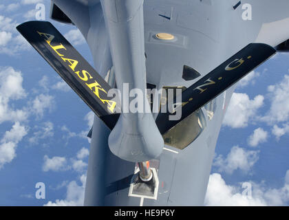 Master Sgt. Dale Ryan, 166. Air Refueling Squadron Boom Operator, tankt ein B-1 b Lancer aus der 34. Bomb Squadron, Ellsworth Air Force Base, S.D., über dem Pazifischen Ozean 14. Mai 2014. Zur Unterstützung einer globalen macht-Mission fliegen, flog zwei b-1 Bomber mehr als 30 Stunden hin-und Rückfahrt, Einsatz von inerten Munition auf vielfältige Ausbildung in der Nähe von Guam vor der Heimreise.  Senior Airman Katrina M. Brisbin Stockfoto