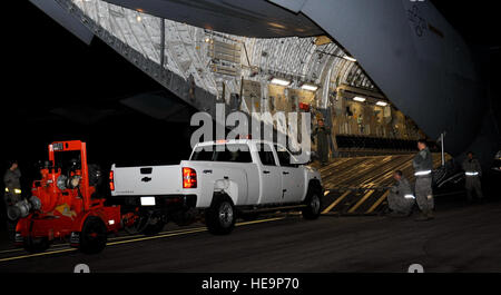 Flieger vom 28. Logistik Bereitschaft Geschwader helfen einen Allrad-LKW mit einer Wasserpumpe auf einer c-17 Globemaster Ellsworth Air Force Base, S.D., 2. November 2012 zu laden. Zusammen mit Ausrüstungen und Zubehör sind acht Flieger vom 28. Bauingenieur-Geschwader an McGuire Air Force Base, N.J. als Reaktion auf ein tasking von US Air Force Nord nach Hurrikan Sandy Hilfsmaßnahmen unterstützen gesendet.  Airman 1st Class Anania Tekurio Stockfoto